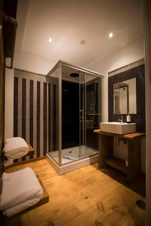 Modern & Recycled Guest House Machico