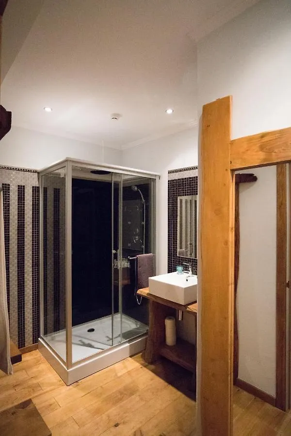 Modern & Recycled Guest House Machico  Hostel