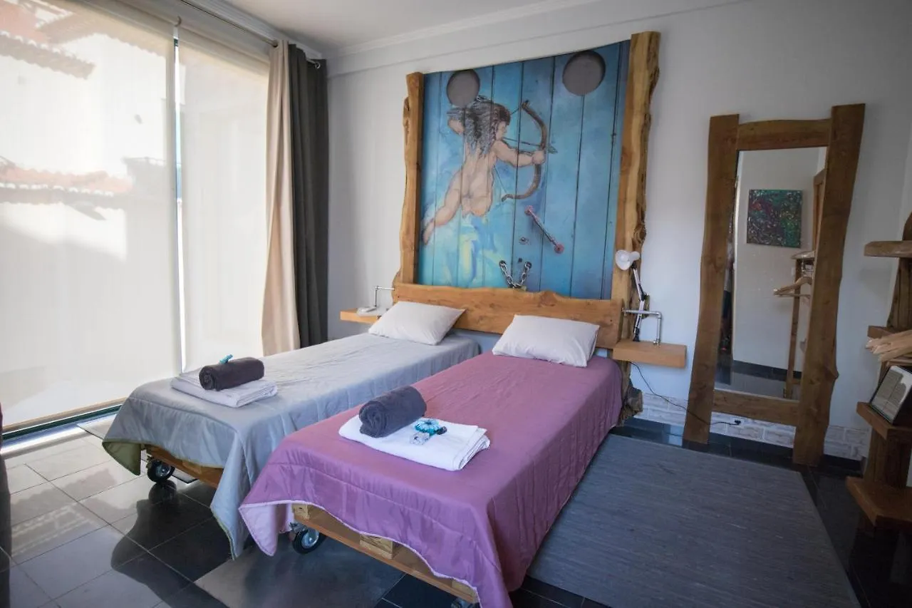 Hostel Modern & Recycled Guest House Machico  Πορτογαλία