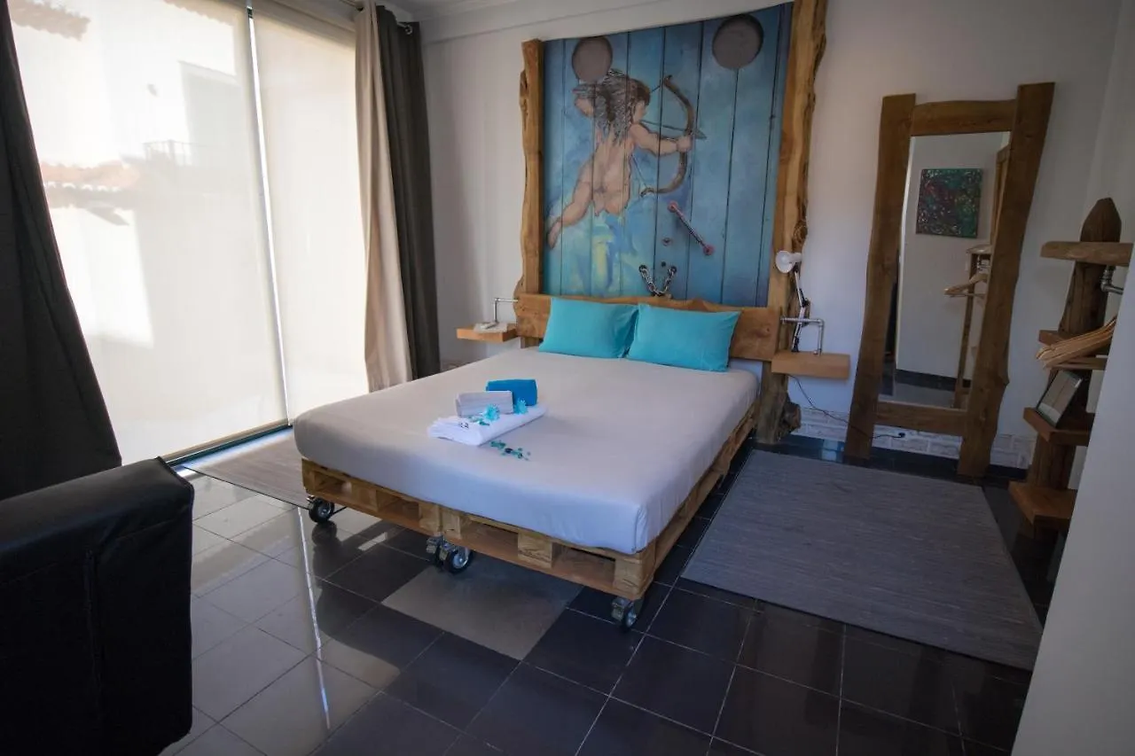 Hostel Modern & Recycled Guest House Machico  Πορτογαλία