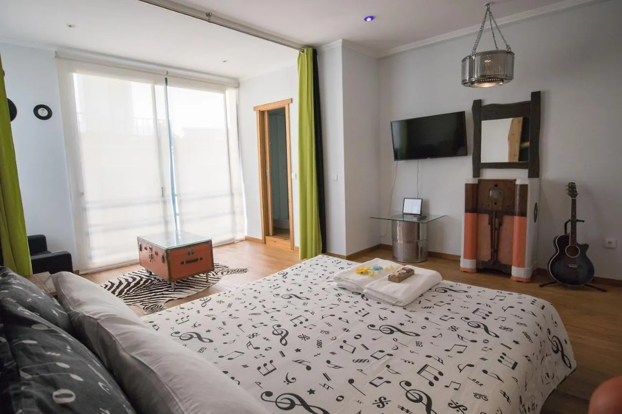 Hostel Modern & Recycled Guest House Machico  Πορτογαλία