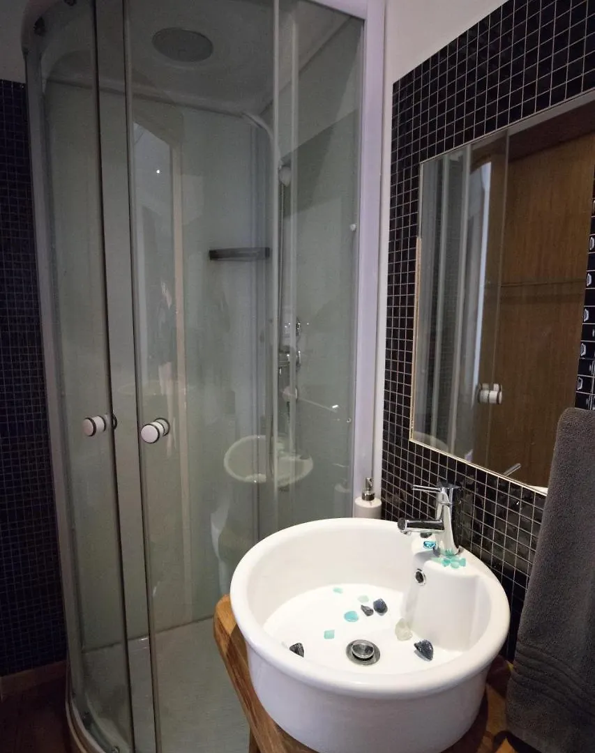 Modern & Recycled Guest House Machico  Hostel Machico (Madeira)