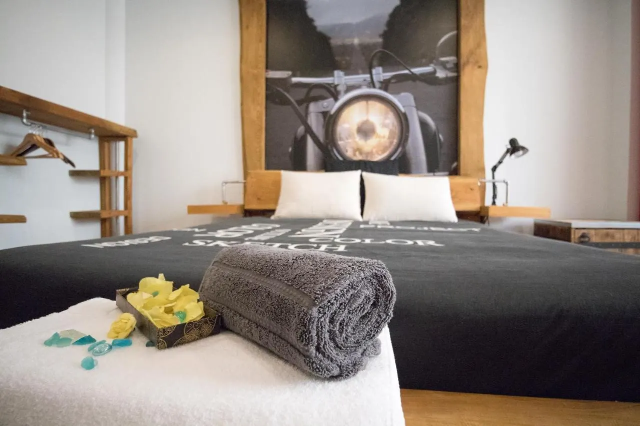 Modern & Recycled Guest House Machico