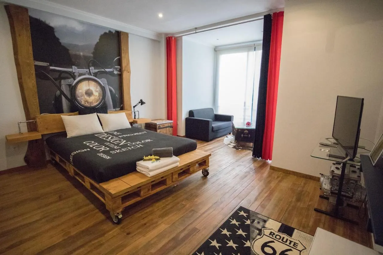 Modern & Recycled Guest House Machico  Hostel Machico (Madeira)
